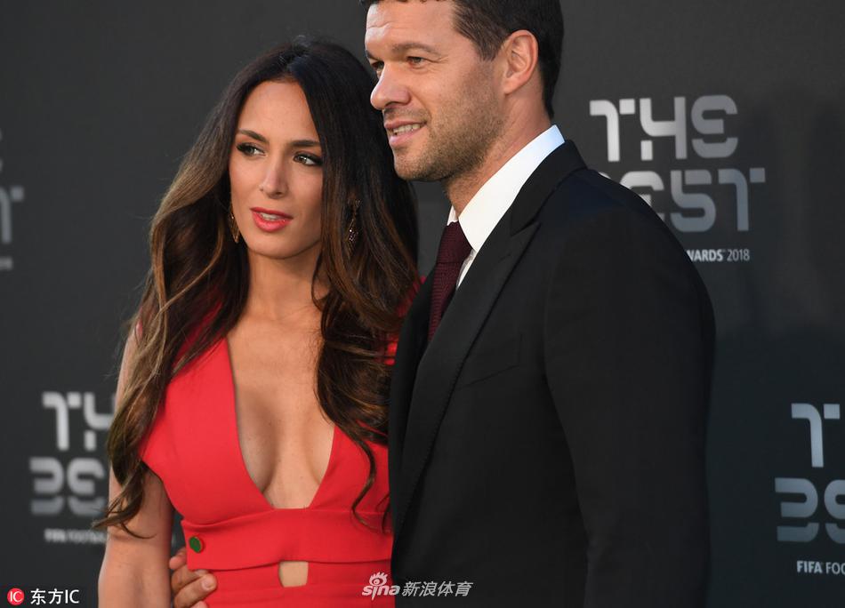 颁奖礼巴拉克女友深v礼服惹火