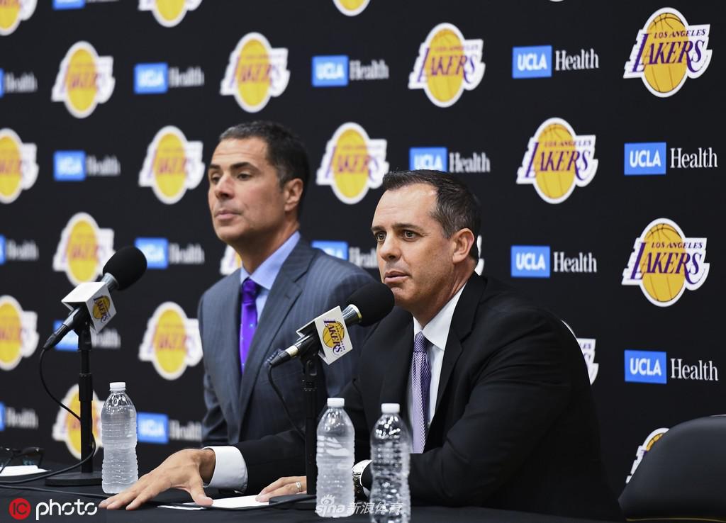 沃格尔出席发布会 正式上任湖人主帅
