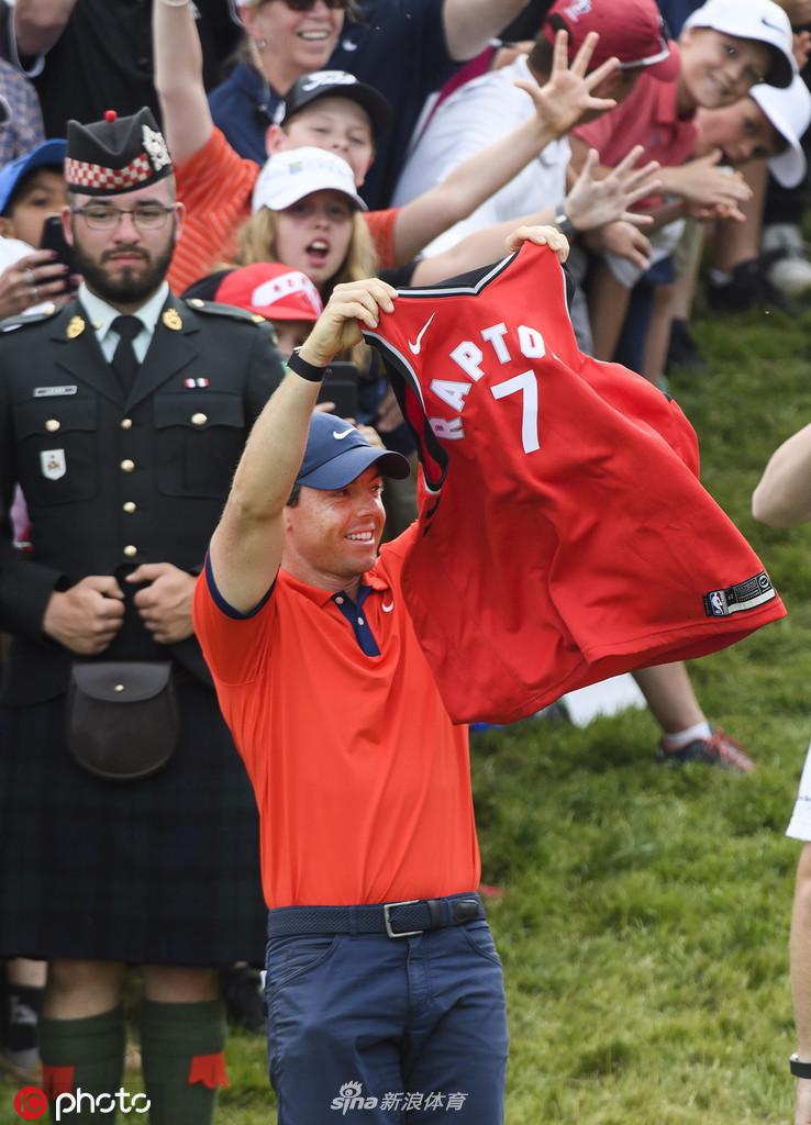遥祝猛龙夺冠！高尔夫届的詹姆斯夺冠后穿洛瑞球衣