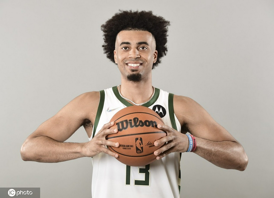 卫冕冠军雄鹿队媒体日拍摄写真