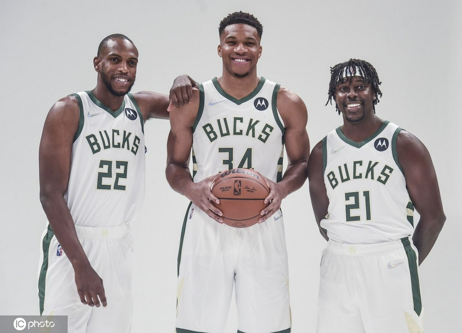 卫冕冠军雄鹿队媒体日拍摄写真