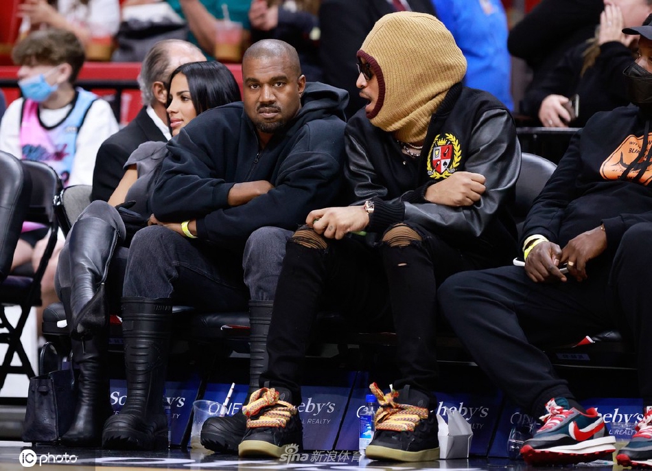 侃爷携新女友琼斯现身观战