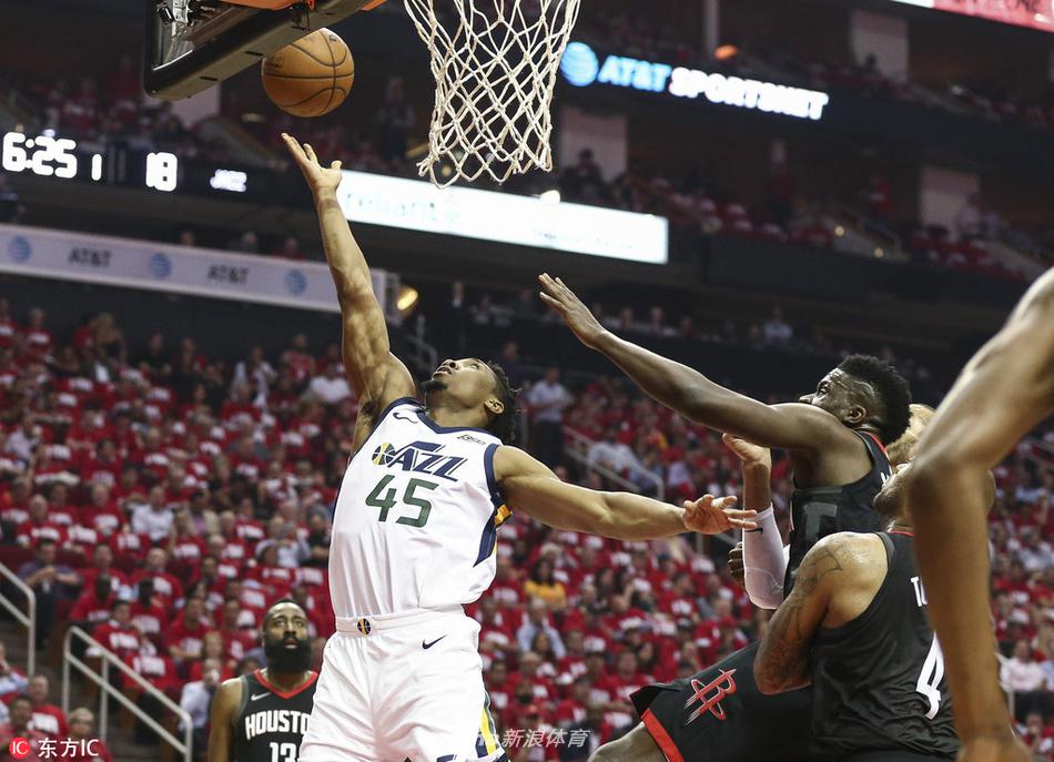 米切尔上篮得手