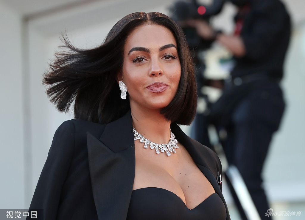 C罗女友乔治娜亮相电影节 黑西装难掩傲人身材