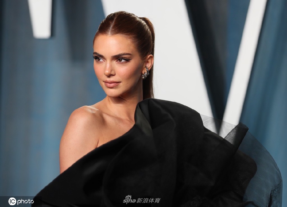 布克女友肯豆惊艳亮相奥斯卡派对