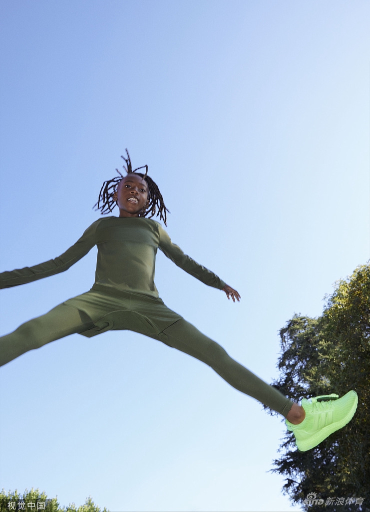 时尚！哈登联手碧昂斯拍摄运动广告大片