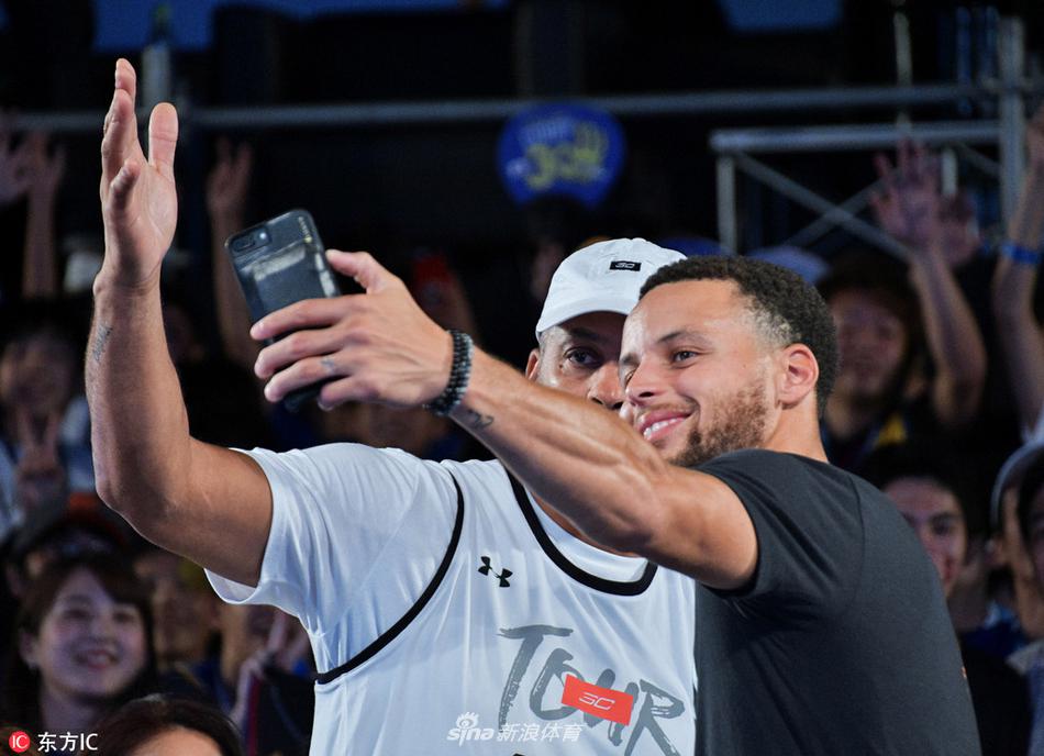 库里东京参加赞助商活动