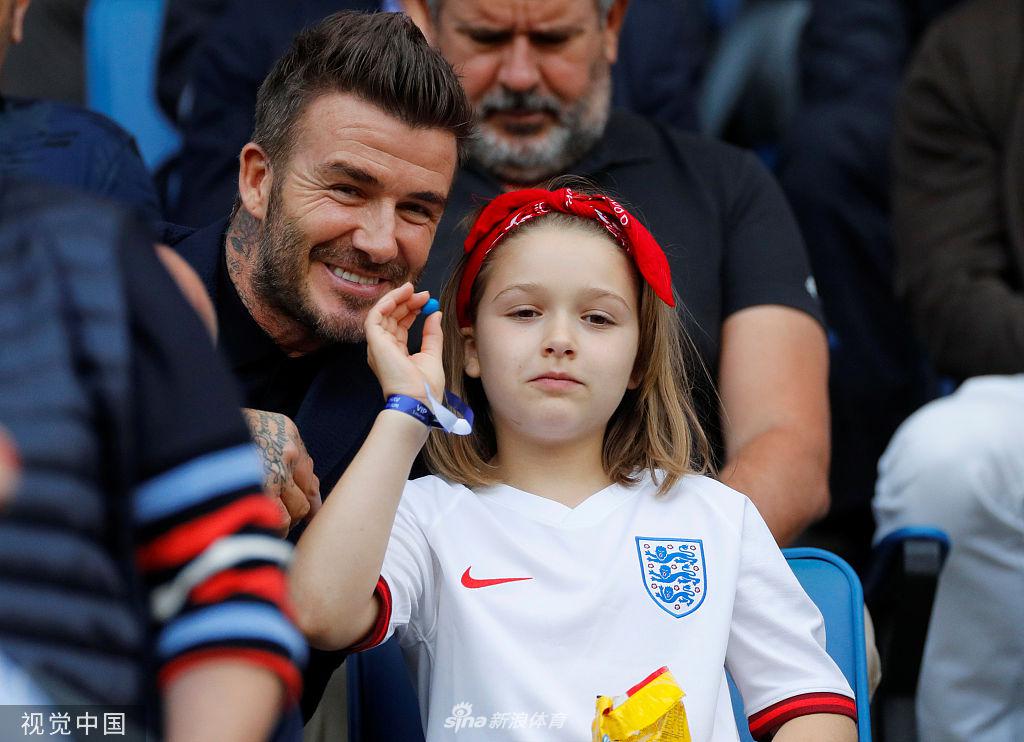 贝克汉姆与小七看台亲嘴