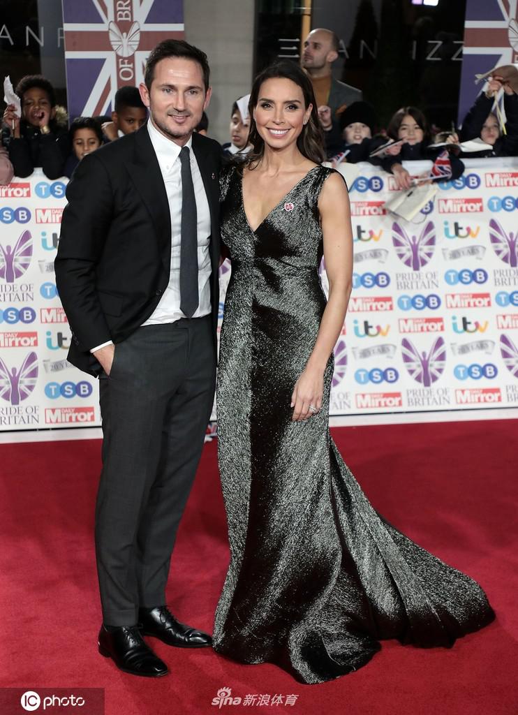 切尔西传奇人物兰帕德携妻子出席