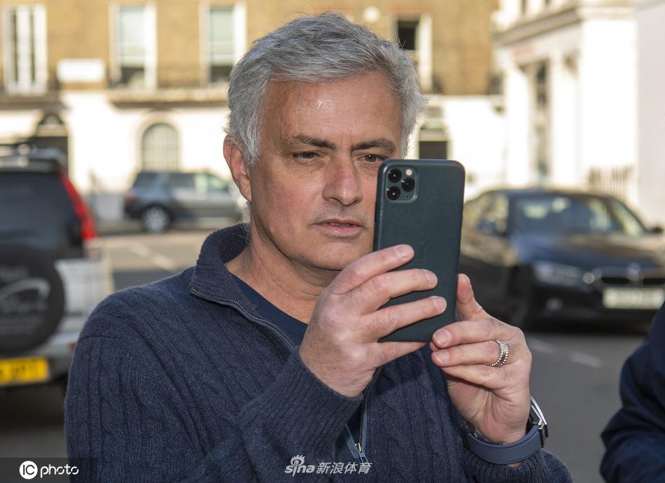 穆里尼奥下课后收拾行囊回家 随身携带生涯辉煌时刻照片