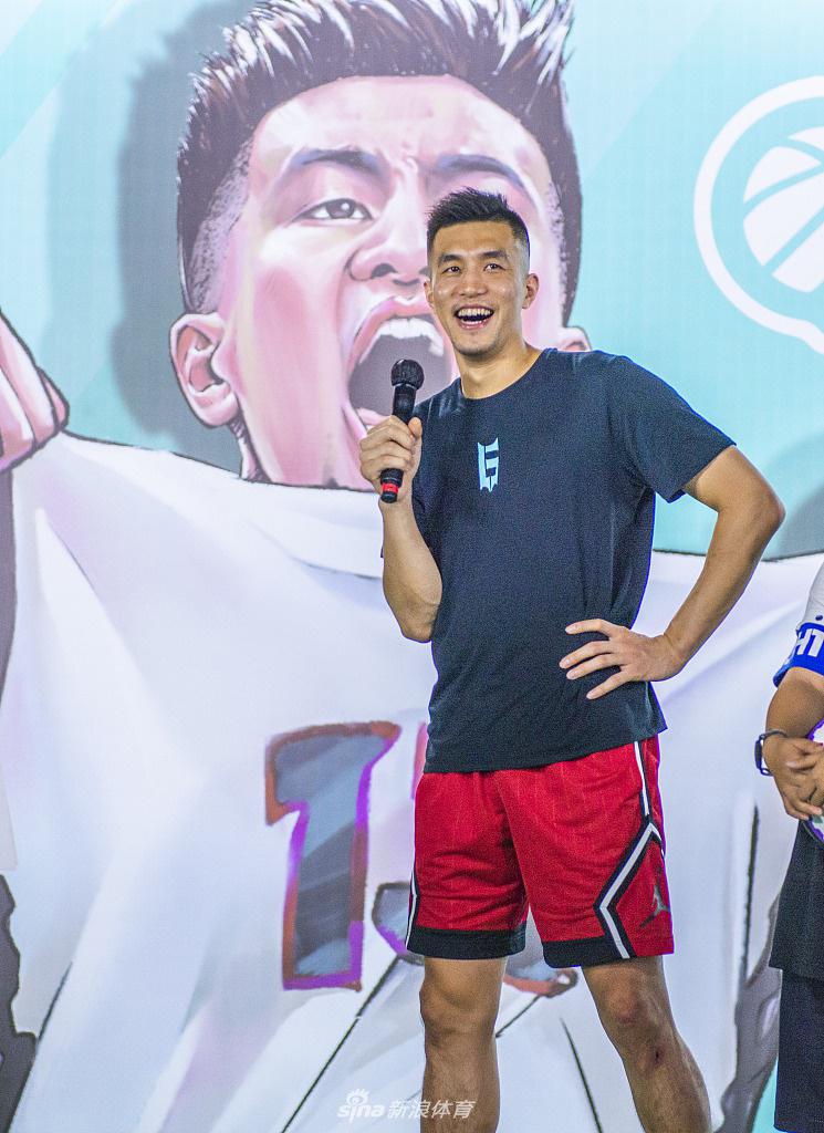 郭艾伦出席篮球营启动仪式与球迷相约比赛备受追捧