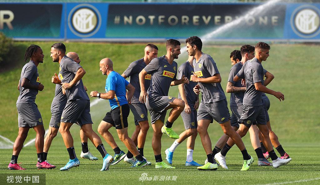 国米训练备战欧冠 张近东父子观训并讲话