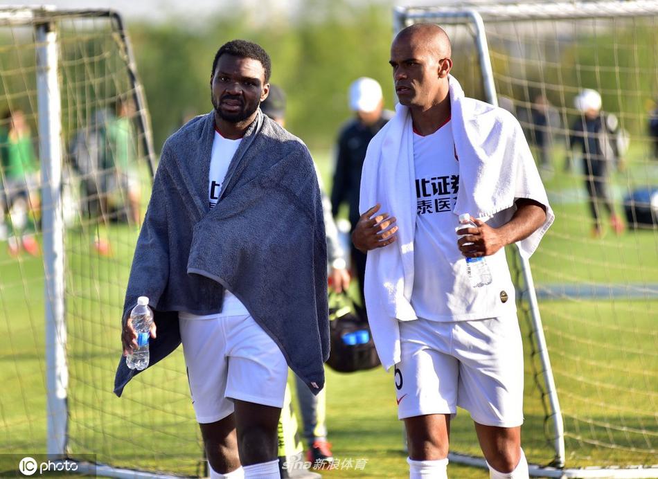 北京国安与长春亚泰结束热身赛后离开球场