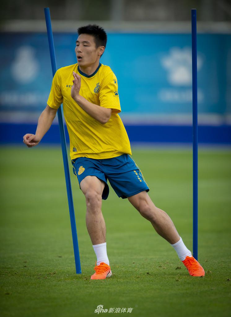 西班牙人训练备战联赛 武磊狂练射门