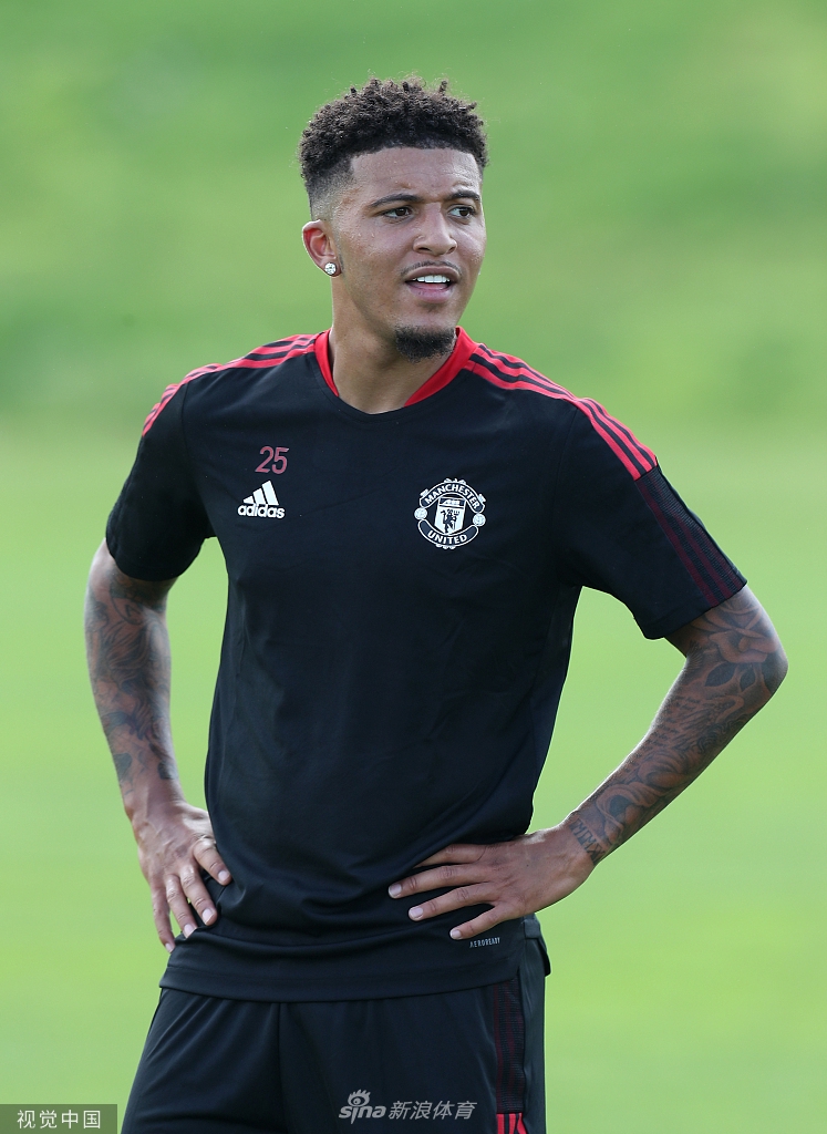 7300万新援亮相！桑乔首次亮相曼联训练基地