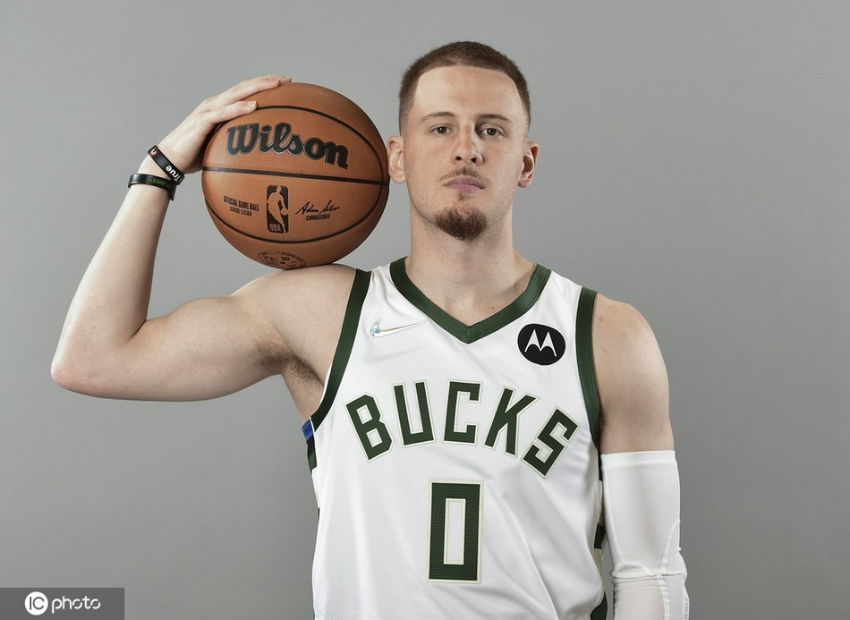 卫冕冠军雄鹿队媒体日拍摄写真