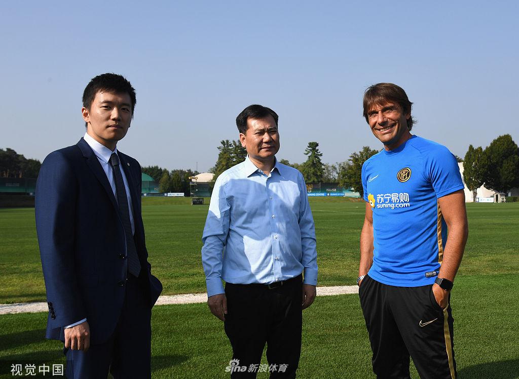 国米训练备战欧冠 张近东父子观训并讲话