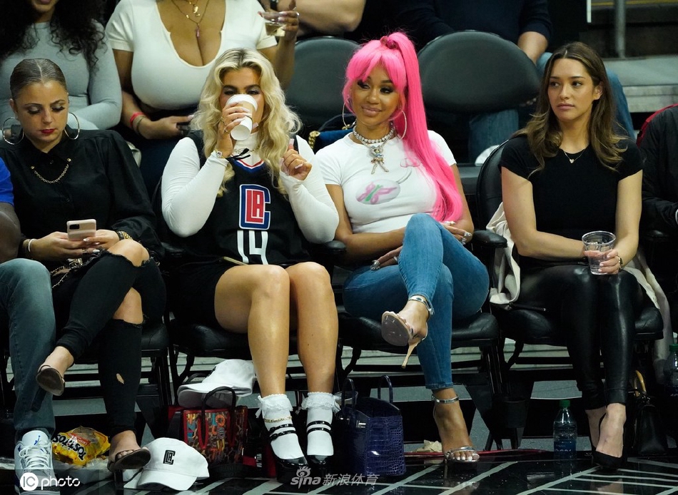 “冰山姐”Saweetie热辣亮相观战NBA