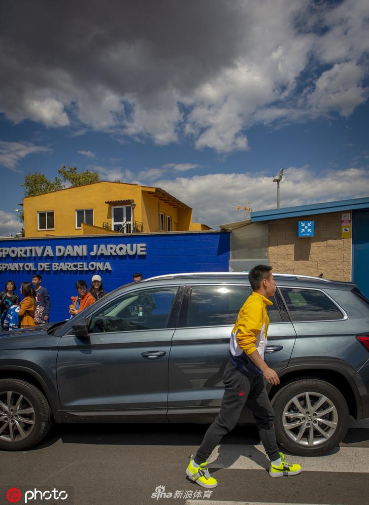 武磊遇粉丝下车签名亲和力爆棚