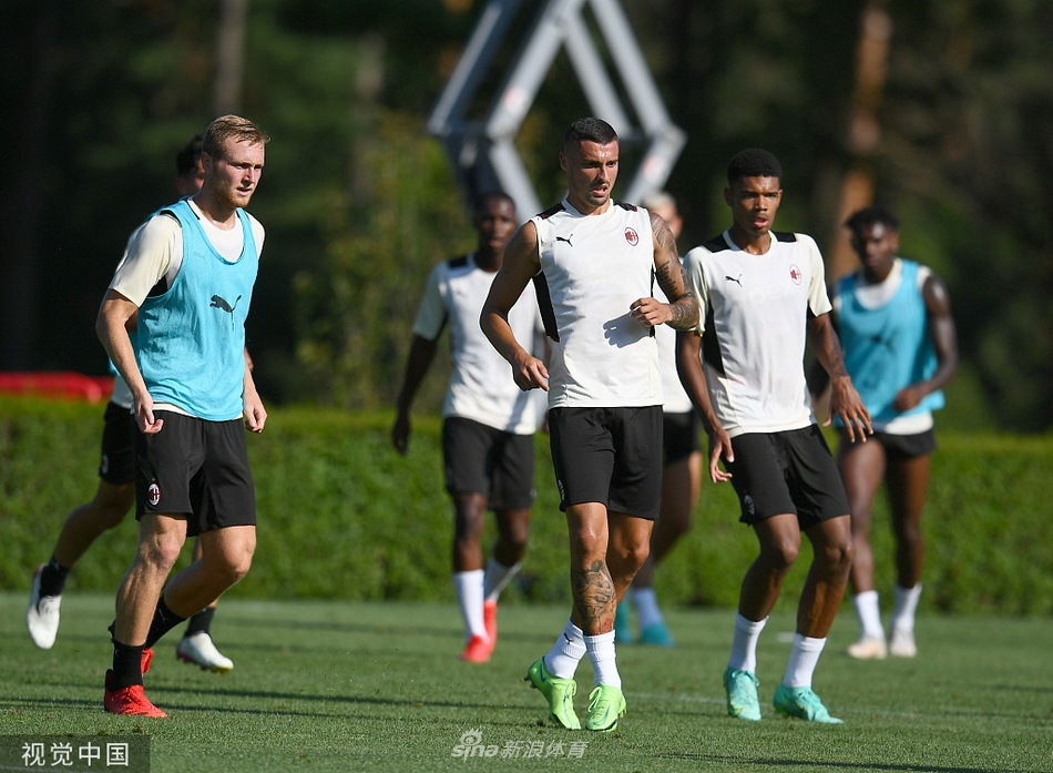 AC米兰训练备战新赛季 特奥、迪亚兹哥俩好