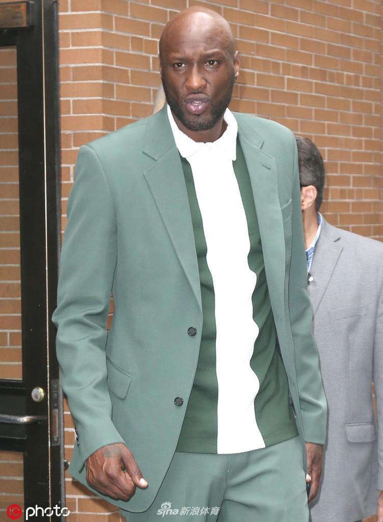 奥多姆穿绿西装前往录制节目