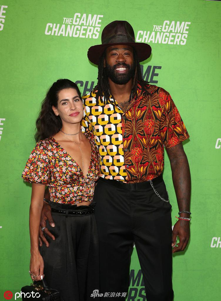 小乔丹与女友参加活动