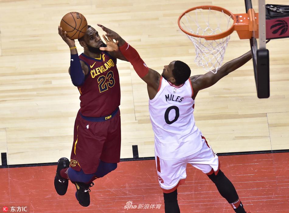 詹姆斯强攻篮下