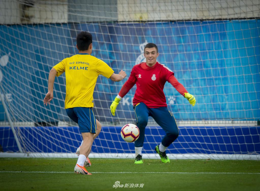 武磊一对一面对门将射门