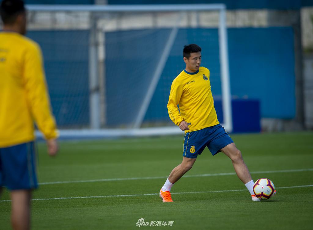 西班牙人训练备战联赛 武磊狂练射门