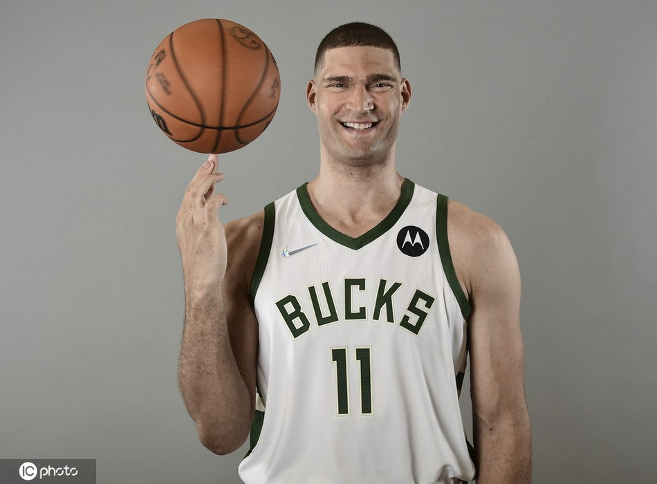 卫冕冠军雄鹿队媒体日拍摄写真