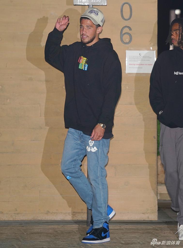 布克收工马不停蹄约会肯豆 詹娜臀线逆天长腿撩人