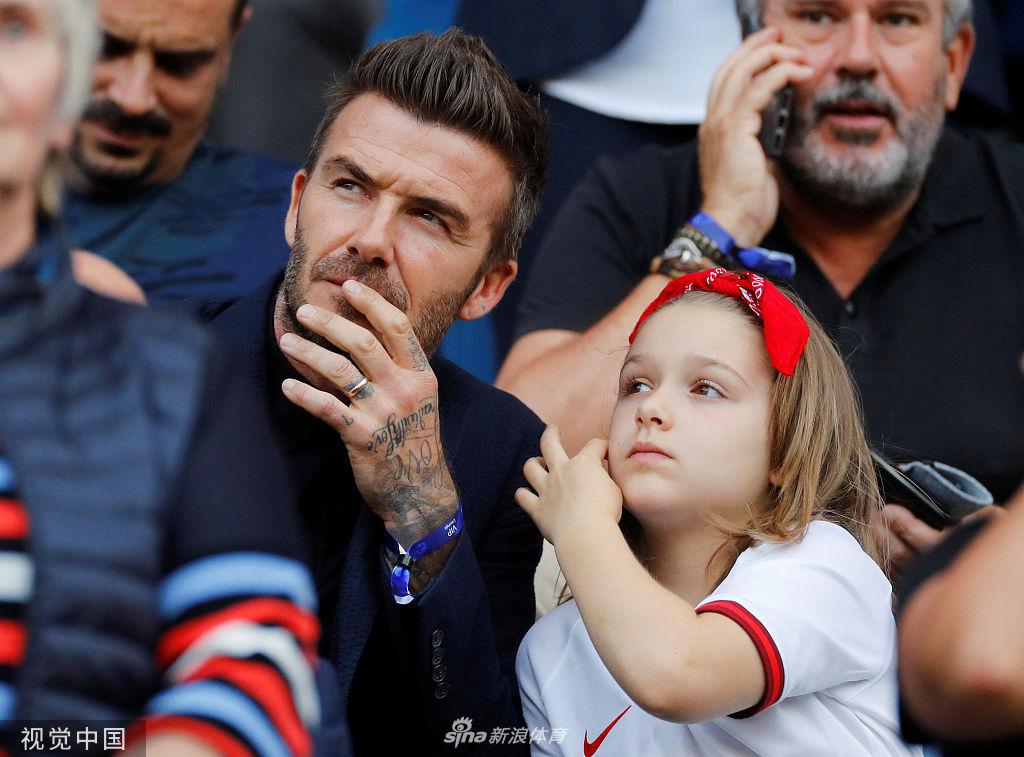 贝克汉姆与小七看台亲嘴