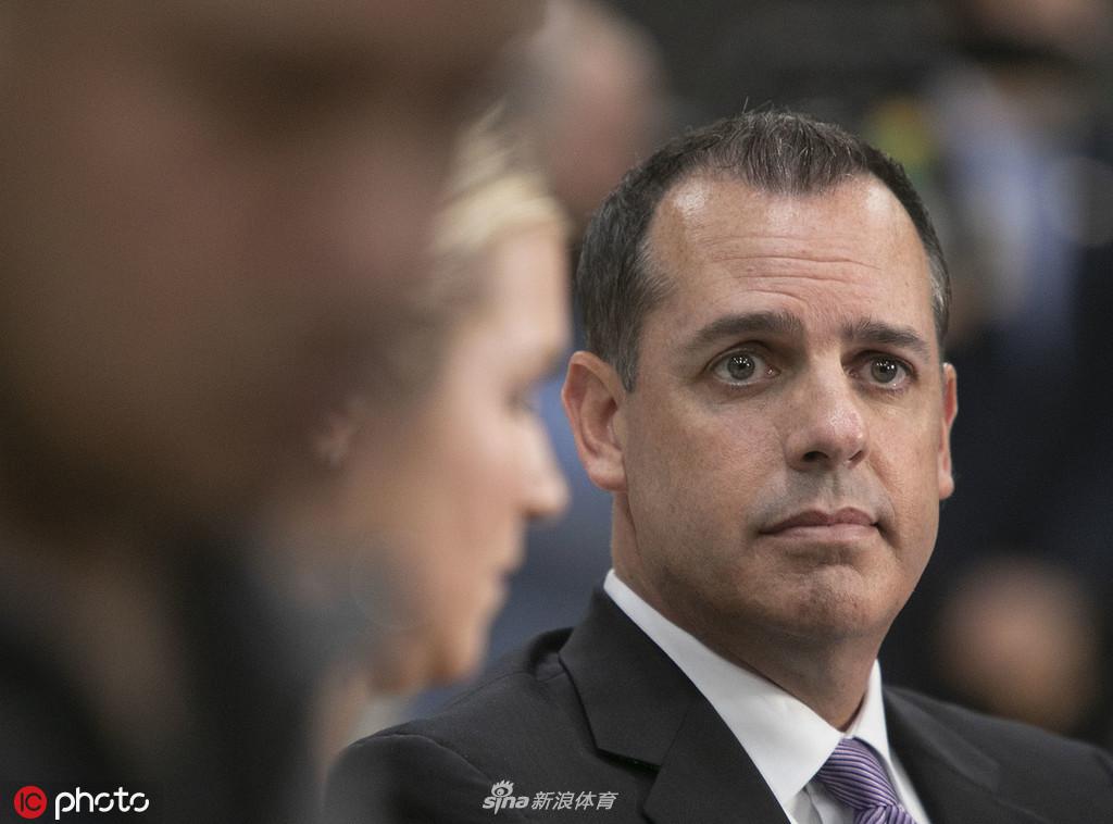 沃格尔出席发布会 正式上任湖人主帅