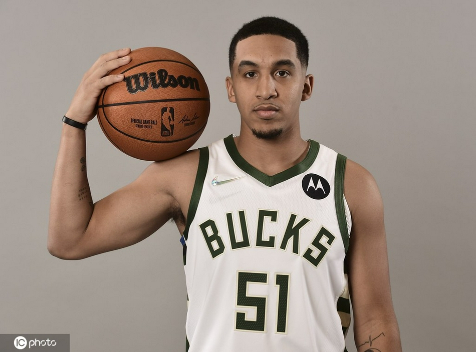 卫冕冠军雄鹿队媒体日拍摄写真