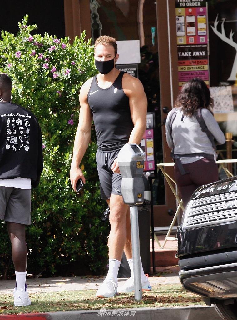 格里芬现身街边与友人交谈