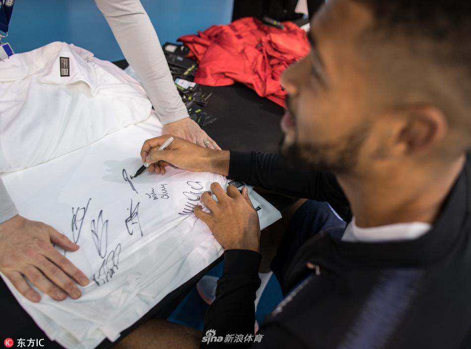 烈日下三狮军团忙备战训练场上做游戏倍儿开心