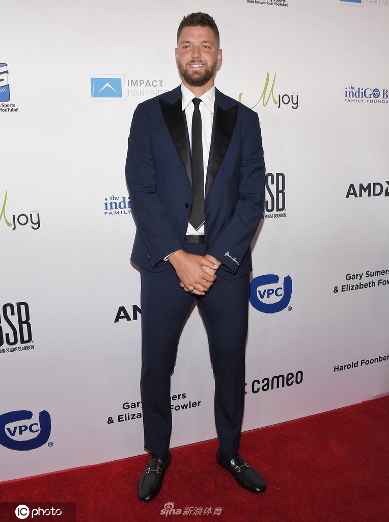 nba昔日高富帅钱德勒-帕森斯参加活动