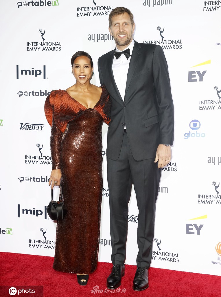 诺维茨基携爱妻亮相第73届艾美奖 西装革履英俊帅气