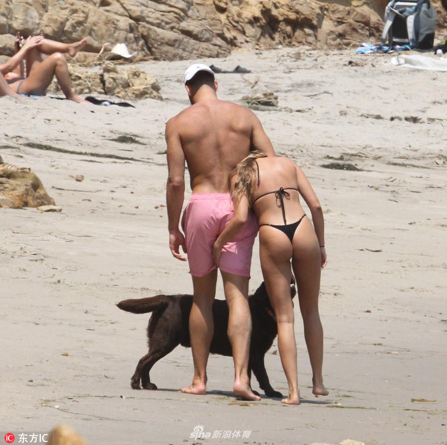 格里芬携女友海边度假