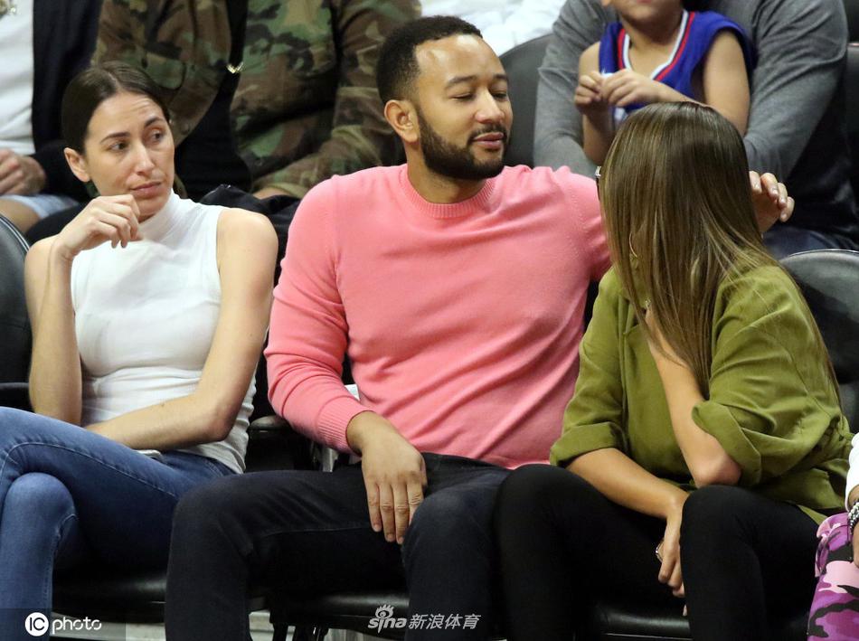 歌手约翰-传奇与超模妻子场边大秀甜蜜