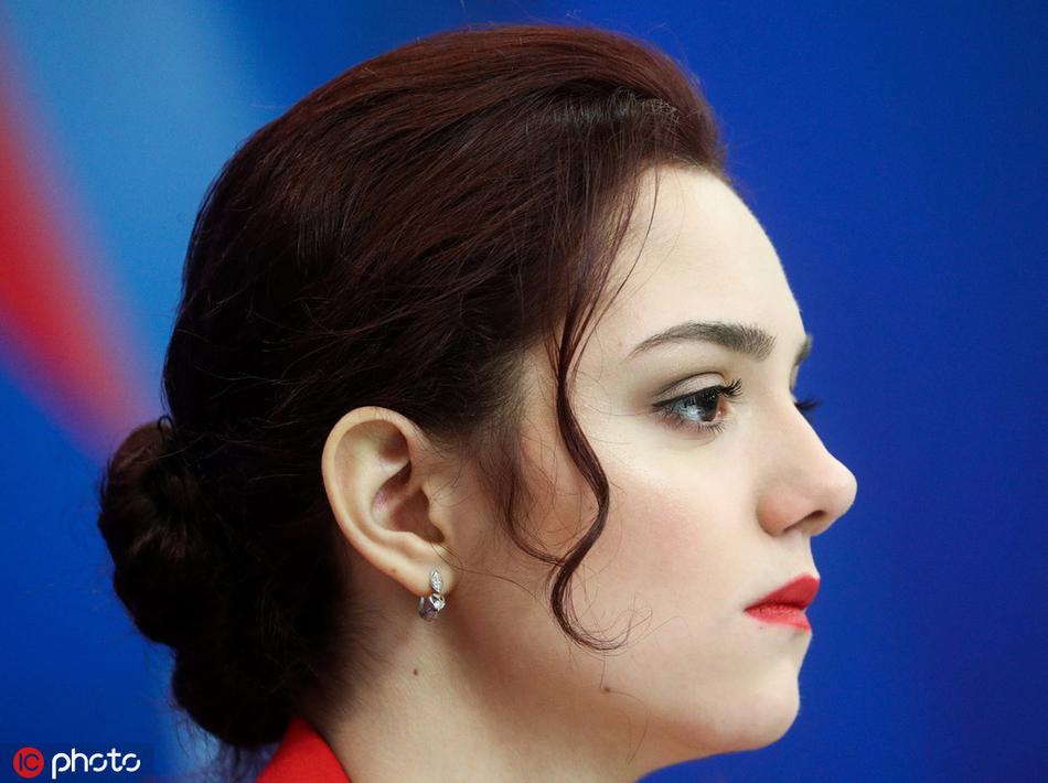 俄花滑美女喜提奥运大使 梅德韦杰娃全程带笑