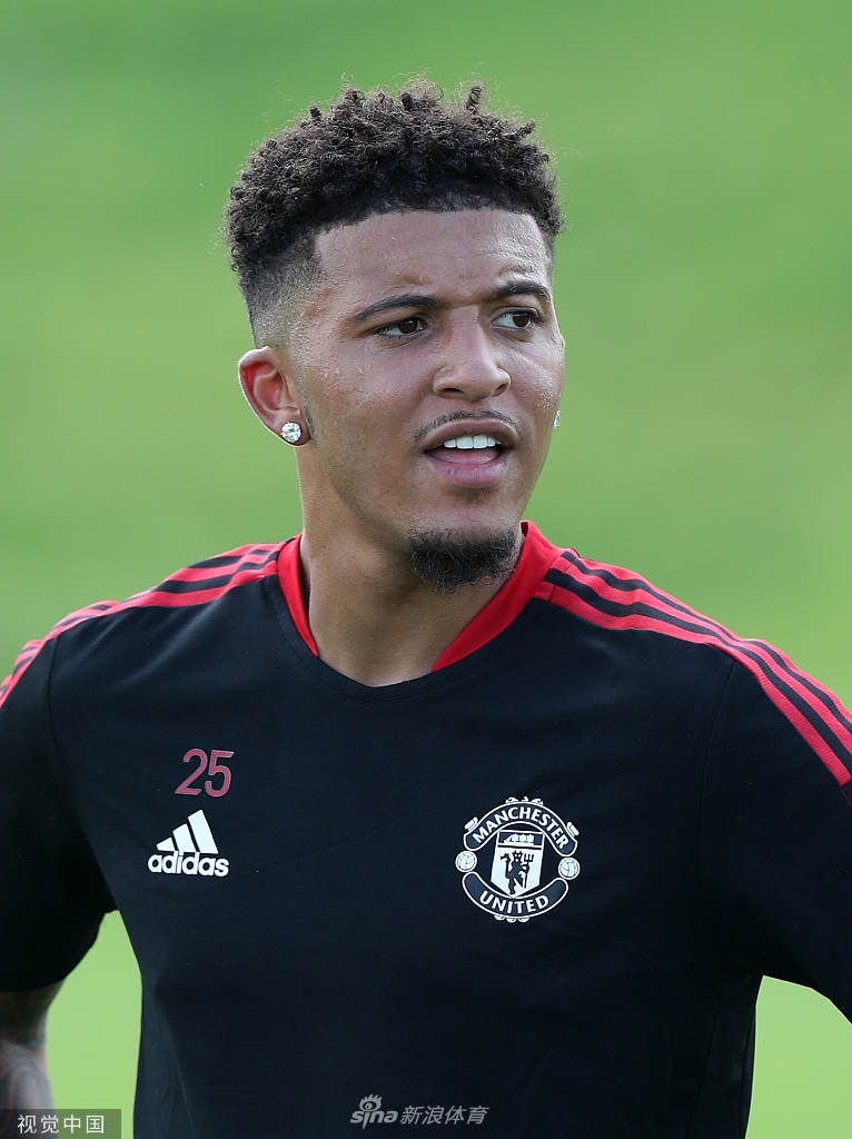 7300万新援亮相！桑乔首次亮相曼联训练基地
