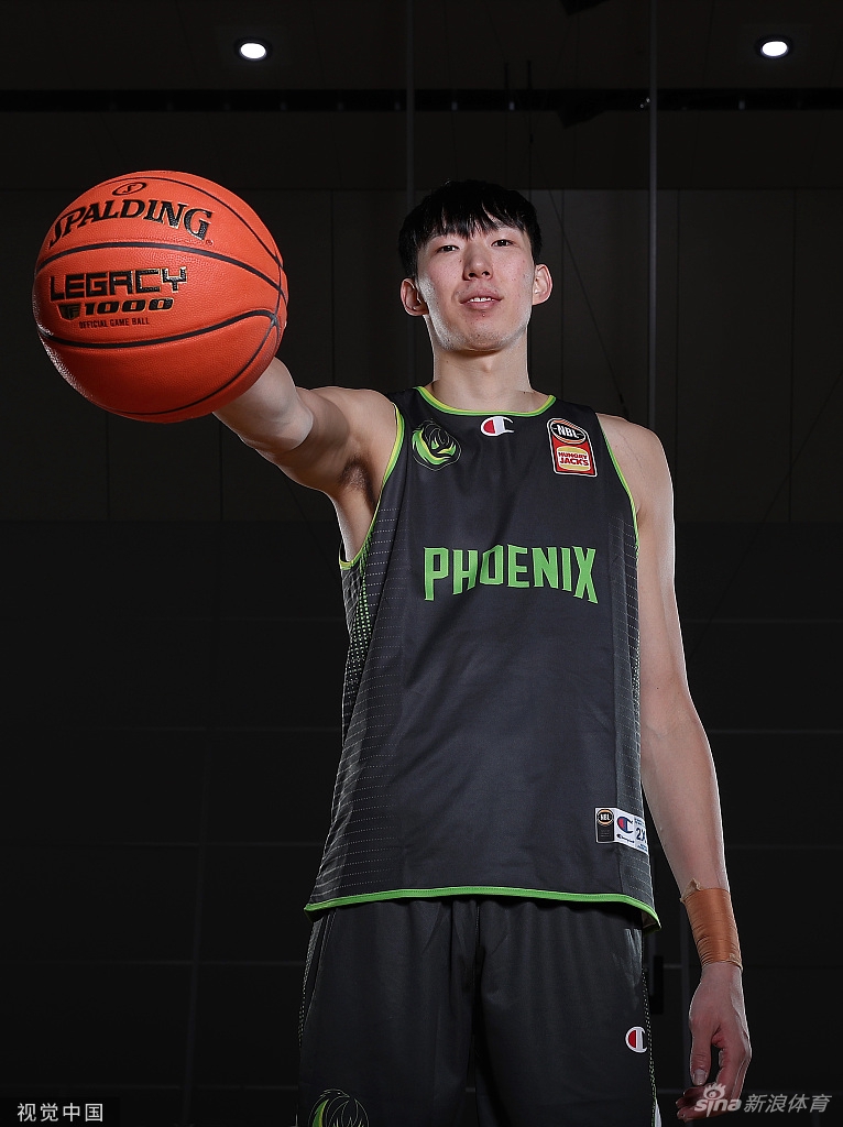 周琦为新东家拍摄新赛季写真