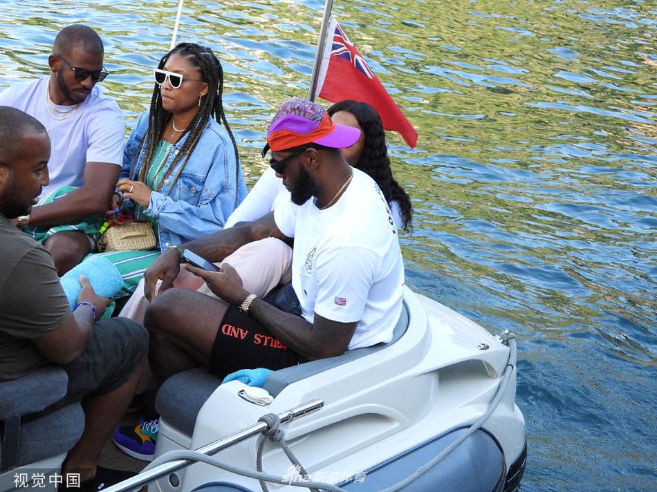 詹姆斯保罗休赛期相约度假