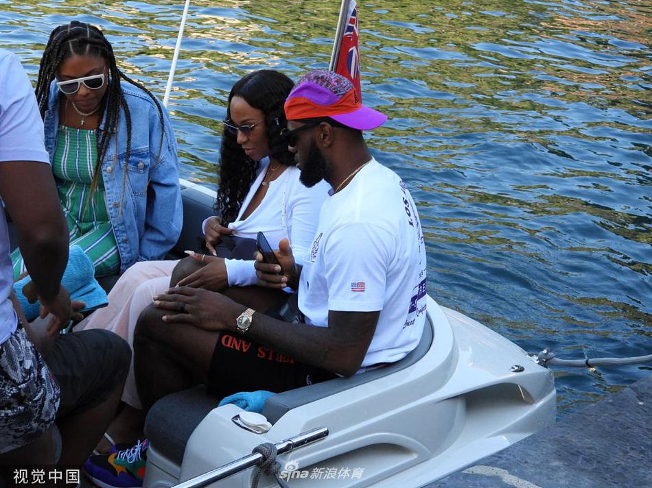 詹姆斯保罗休赛期相约度假