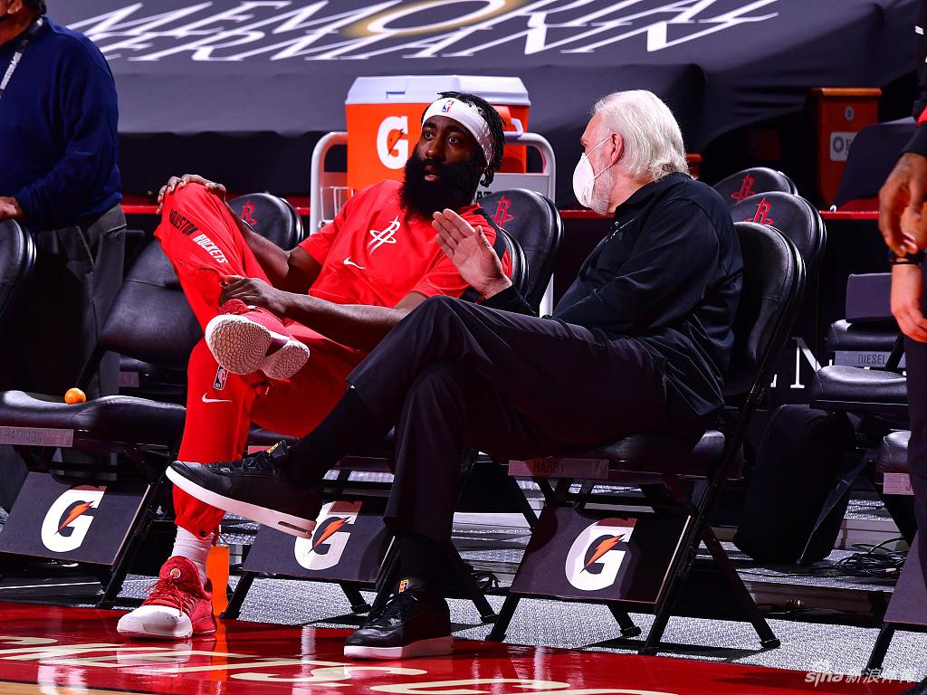 哈登和波波维奇聊天