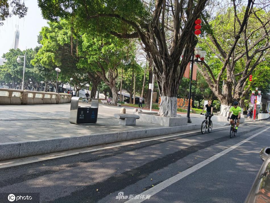 不忘锻炼！卡纳瓦罗与靓丽女伴广州街头骑行