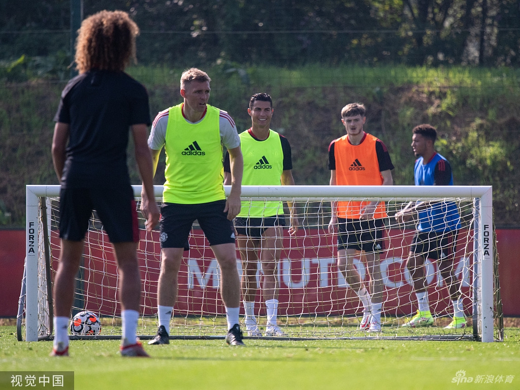 Super Idol的笑容！C罗回归曼联首训