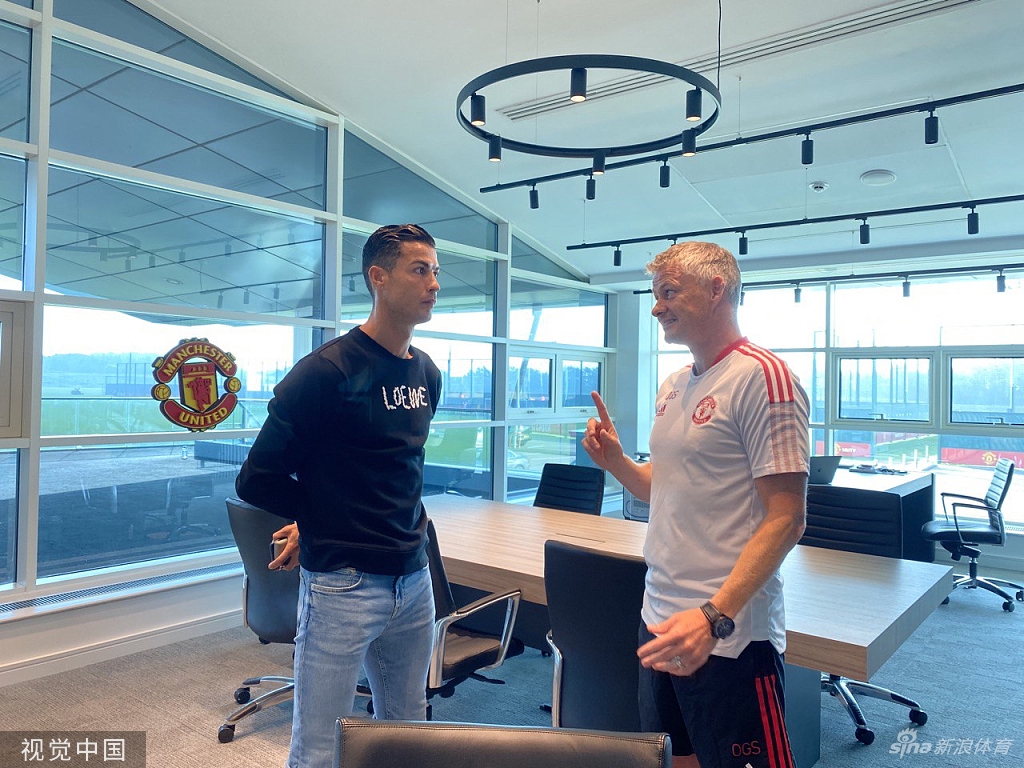 Super Idol的笑容！C罗回归曼联首训