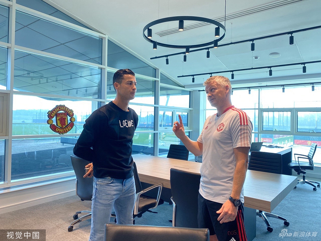 Super Idol的笑容！C罗回归曼联首训